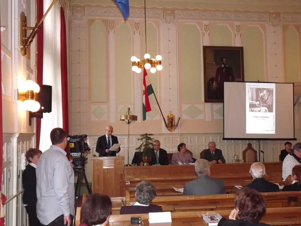 Dobos László, Karcag polgármestere köszönti a konferencia résztvevőit